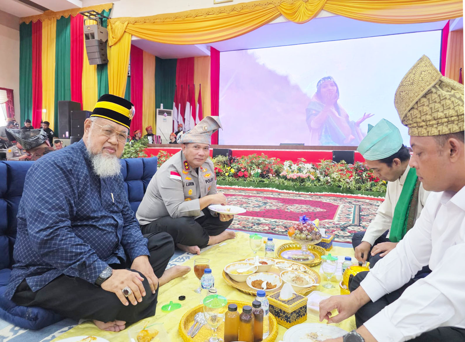 Akademisi Bangga Kapolda Kepri Lestarikan Adat Melayu Makan Berhidang