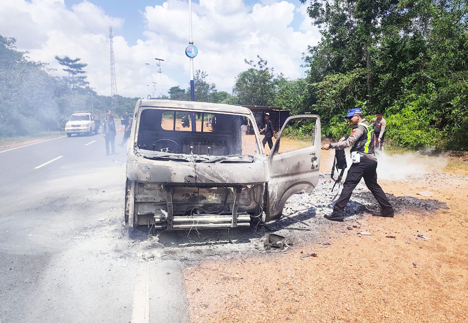 Pick Up Bawa Sofa Terbakar di Ibukota Bintan Buyu, Penumpang Selamat