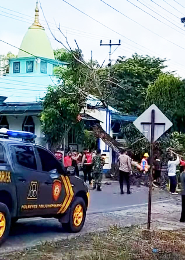 Pohon Lapuk Tumbang Di Depan Masjid Baitut Taqwa Batu 5 Bawah