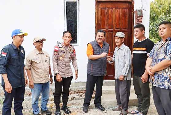 Akhirnya, Sekda Bintan Serahkan Rumah Dari PWI Bintan Untuk Akong Kim Leng