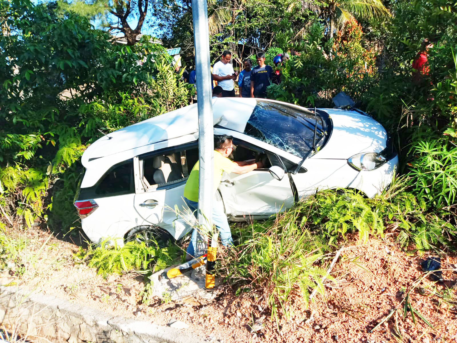Tabrak Dinding Bukit, Honda Mobilio Alami Kecelakaan Dekat SD Petra