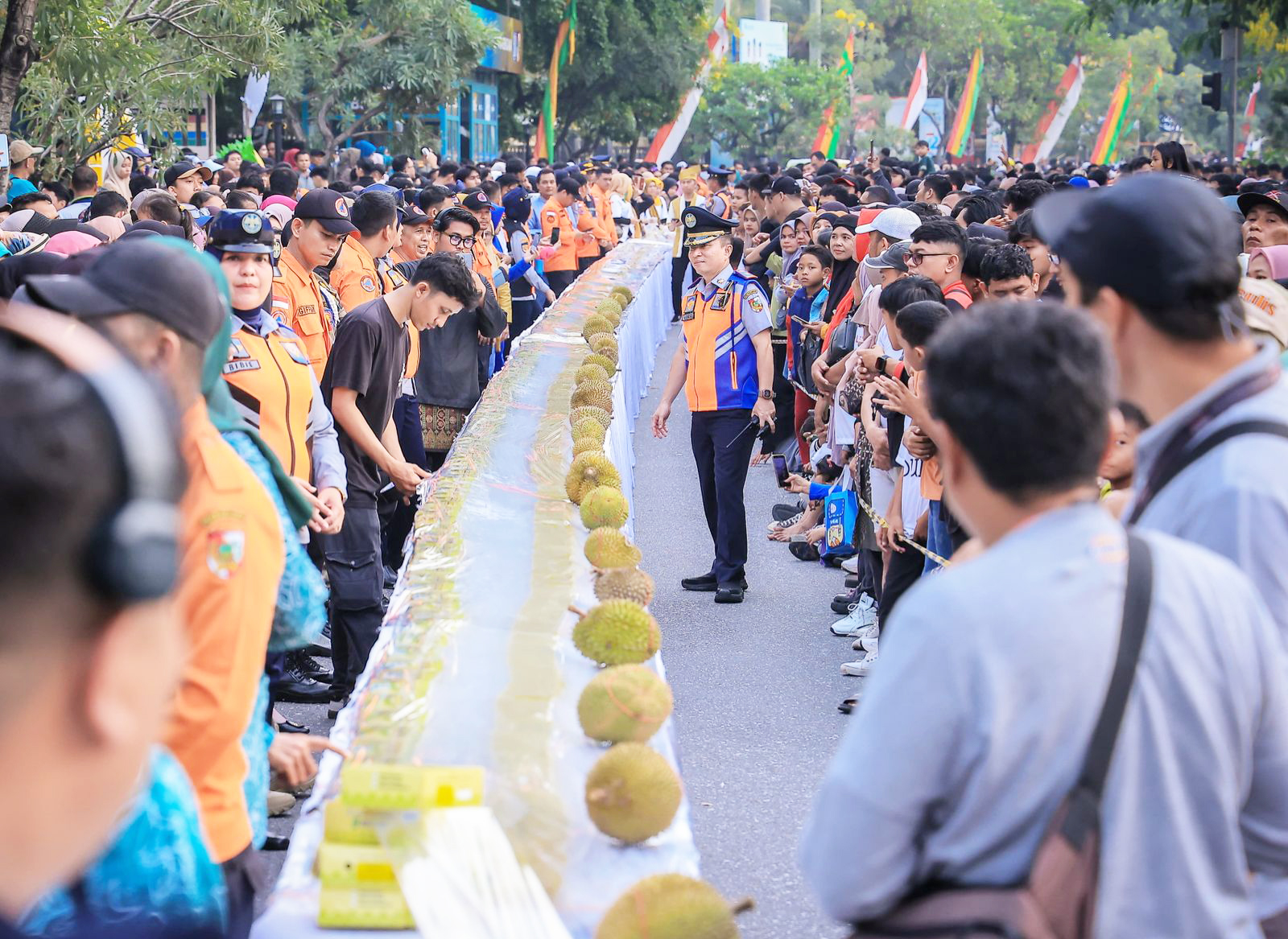 Walikota Pekanbaru Bagi-Bagi Kue Talam Durian Sepanjang 1 KM