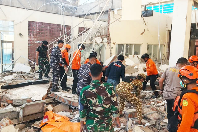 Korban Gempa 7,7 M di NTT Bertambah: 33 Orang Tewas, 23 Luka, Ribuan Mengungsi