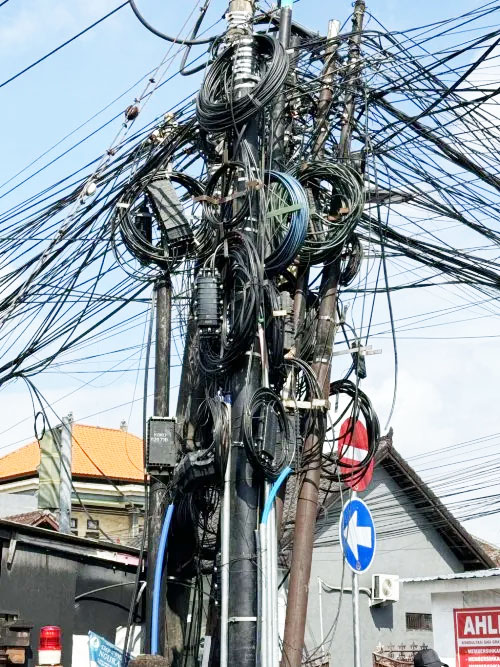 PLN Watch: Perusahaan Internet Dilarang Pakai Tiang Tumpu PLN Tanpa Izin