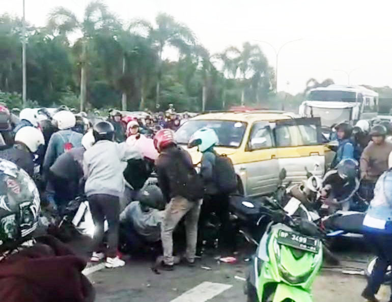Nyetir Mobil Sendirian, Penderita Stroke Tabrak 8 Sepeda Motor
