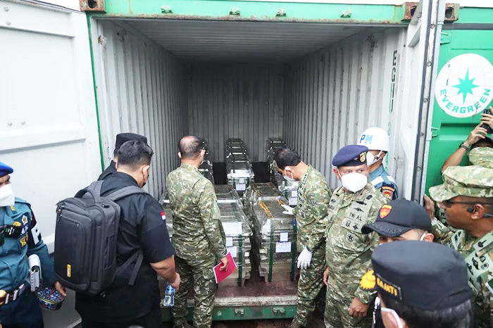Kasum TNI Tinjau Barang Tangkapan KRI Kujang di Makodaeral IV Batam