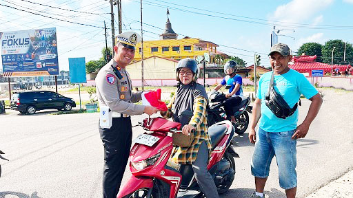 Sambut HUT RI Ke-81, Polres Bintan Bagi-Bagi Sang Saka Merah Putih