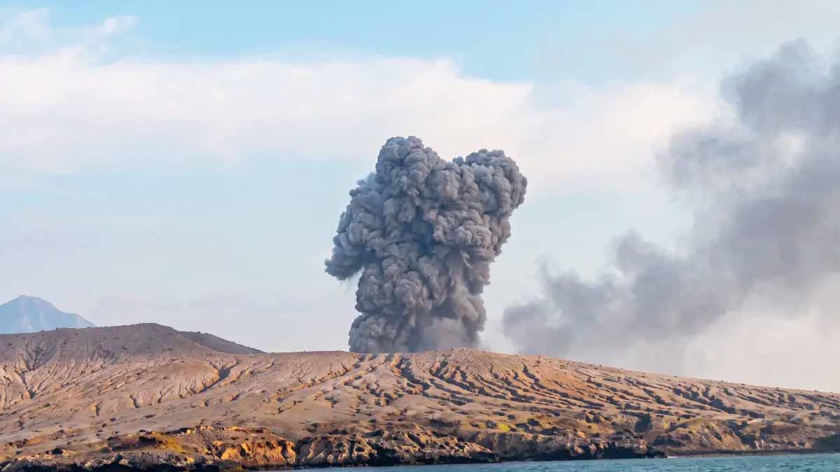 Aktivitas Penerbangan Terganggu Akibat Erupsi Gunung Anak Krakatau